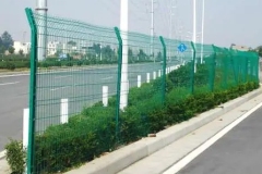 Highway-guardrail-painted-with-polyethylene-powder-coating