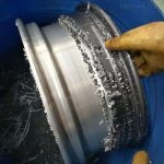 برای حذف پوشش پودری از توپی چرخ از مواد حذف استفاده کنید