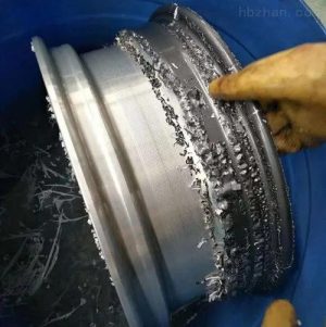 使用清除劑去除輪轂上的粉末塗層